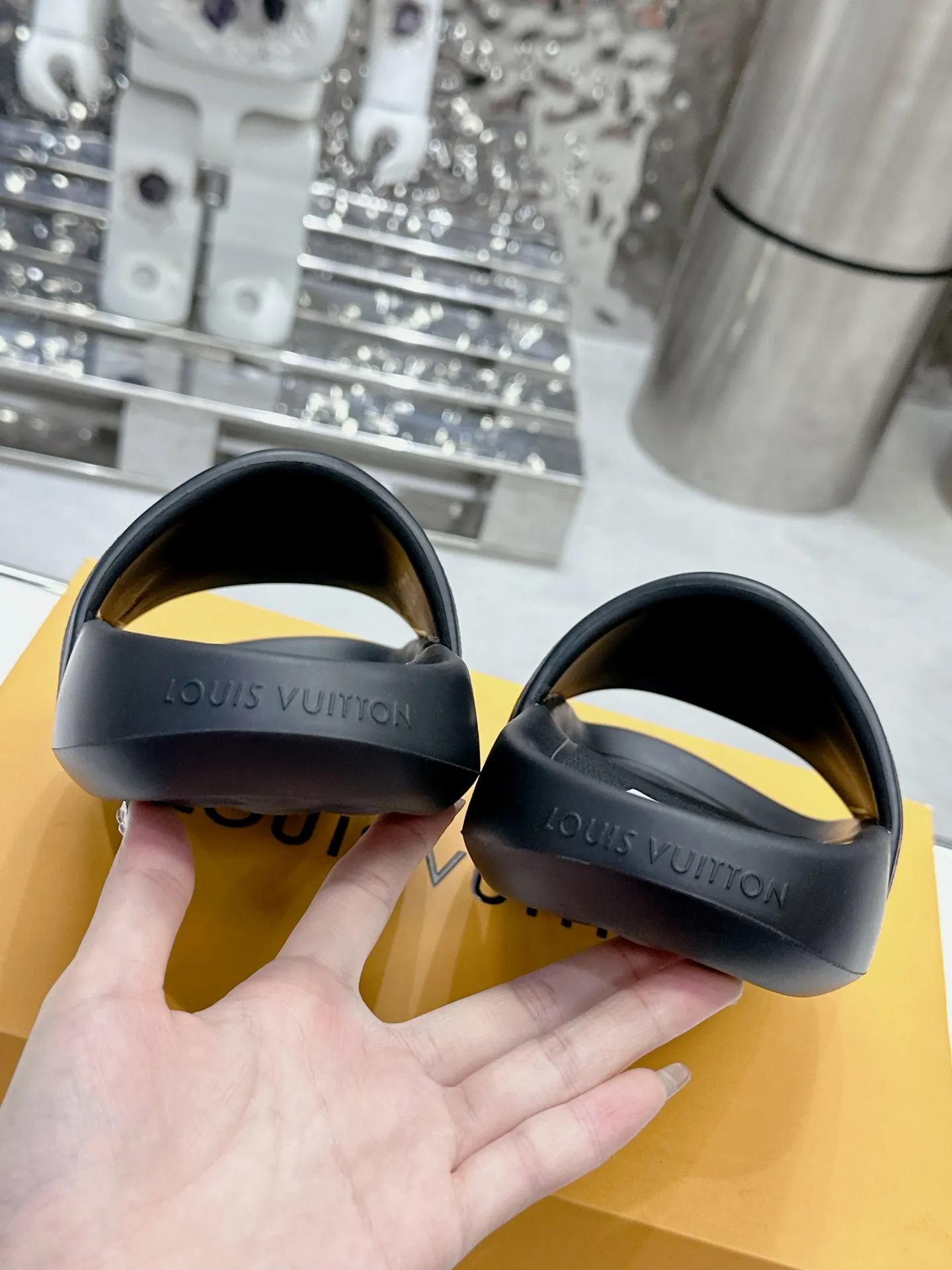 [L Home] P: 300💰 ▪️Shoe size: Women's 35-40 Men's 38-46▪️Packaging: Counter top quality~original packaging 𝟐𝟎𝟐3 New embossed slippers at Louis Vuitton counters, lv monogram embossed slippers, Waterfront sandals are back, the upper buckle is embossed with lv's iconic Monogram pattern. Made of waterproof rubber with a comfortable and resilient insole. The lightweight, flexible outsole is embossed with the Louis Vuitton logo. ▪️Fabric: Original molded rubber foam surface ▪️Technology: embossed logo ▪️Sole: Original molded rubber foam outsole ▪️Sole thickness: 3CM.